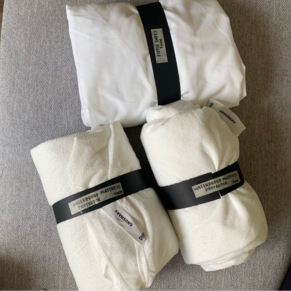 2 twin waterproof mattress protector & fitted sheet